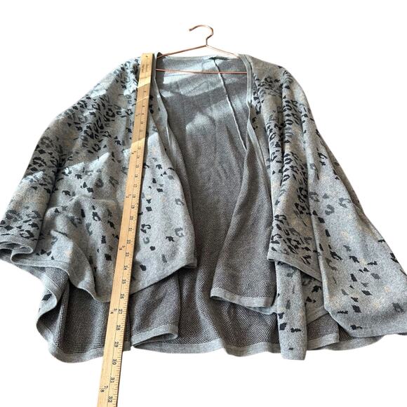 Cabi Gigi knit cape gray animal print one size - Picture 5 of 5